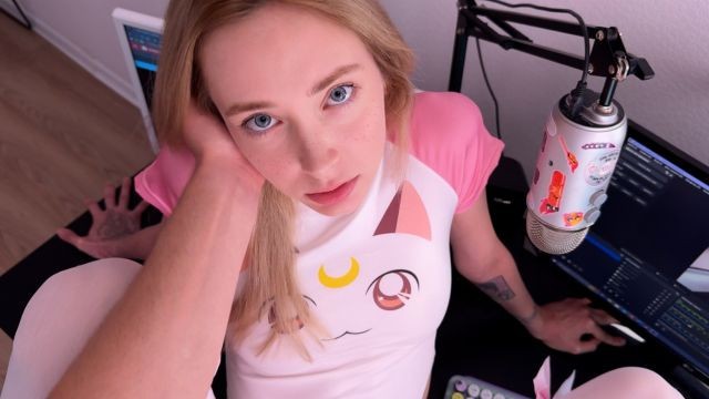 Hermanastra fue atrapada haciendo webcam, ahora ella también actúa en porno - Loly Nebel