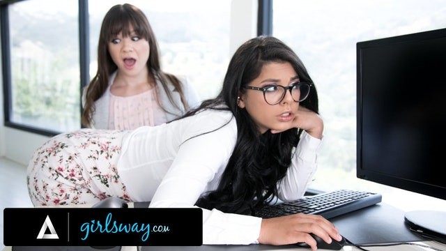 GIRLSWAY - Un jefe dominante enojado necesita Gina Valentina de TI novato incompetente para satisfacerla