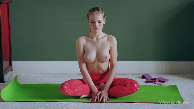WOWGIRLS Hot blonde girl Diana Heaven masturbating during a workout